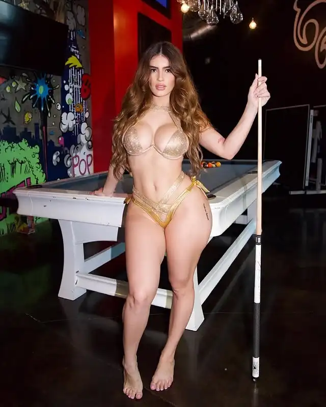 Jessy Ren Flaunts Massive Cleavage And Thick Curves In Gold Bikini
