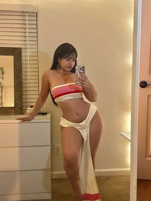 Melkoneko Flaunts Her Curvy Thighs Bare Midriff And Navel In A Revealing Strapless Outfit