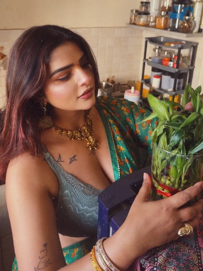 Vinni Varsha Chitara Flaunts Deep Cleavage In Bold Green Saree Look