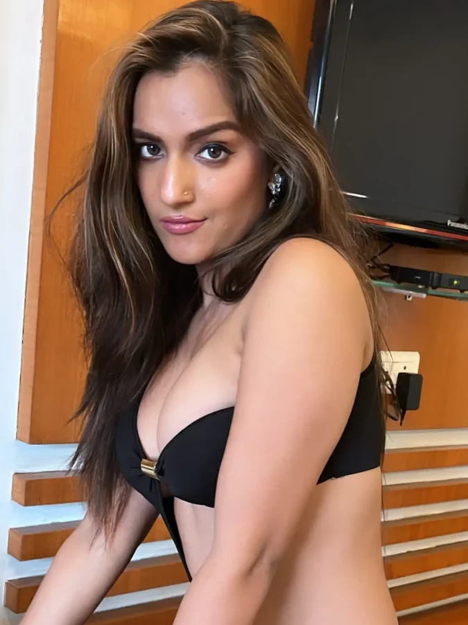 khusbhu-yadav-elegant-black-outfit